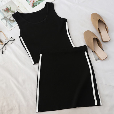 Set sport și casual pentru femei, care include un maiou și o fustă în mai multe culori