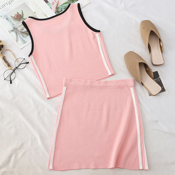 Set sport și casual pentru femei, care include un maiou și o fustă în mai multe culori