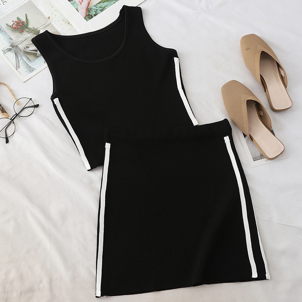 Set sport și casual pentru femei, care include un maiou și o fustă în mai multe culori