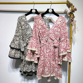 Rochie cu decolteu în V adânc și mâneci lungi lotus