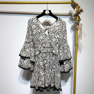 Rochie cu decolteu în V adânc și mâneci lungi lotus