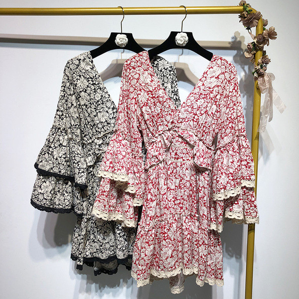 Rochie cu decolteu în V adânc și mâneci lungi lotus