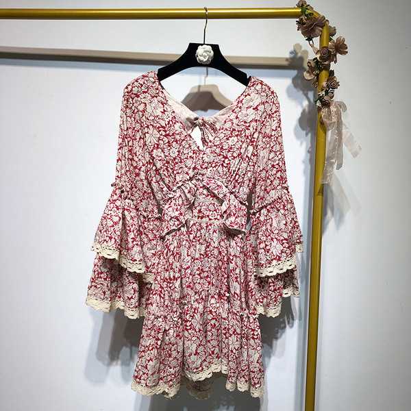 Rochie cu decolteu în V adânc și mâneci lungi lotus