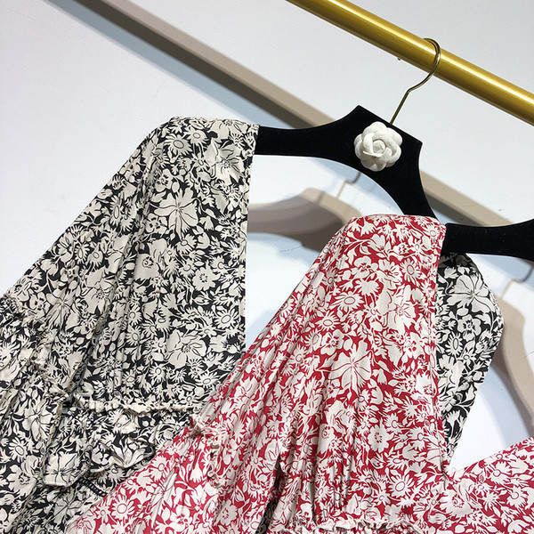 Rochie cu decolteu în V adânc și mâneci lungi lotus