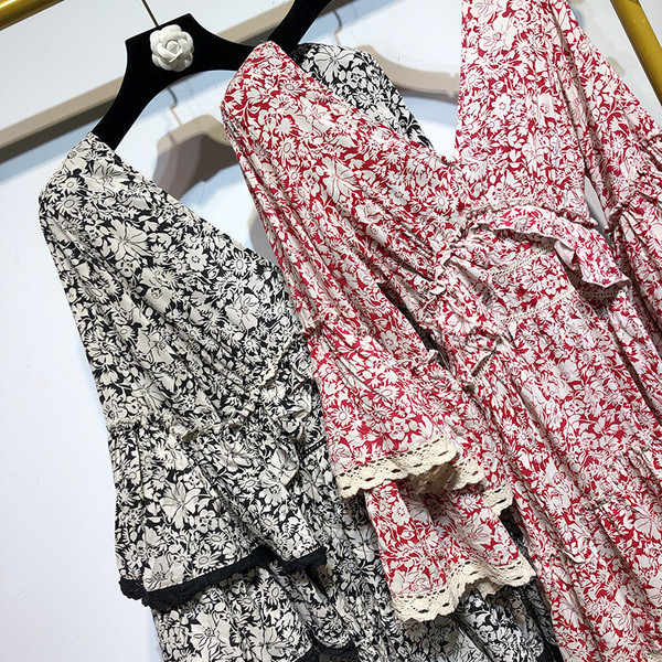 Rochie cu decolteu în V adânc și mâneci lungi lotus