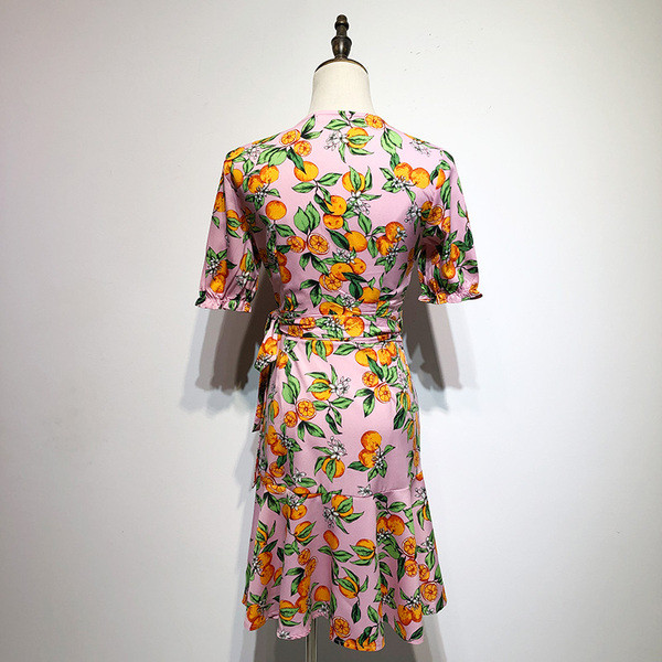 Rochie roz cu maneci scurte si cravate in talie cu model