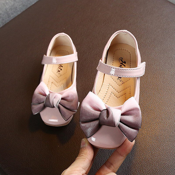 Modern gyerekcipő négy színben, szalaggal