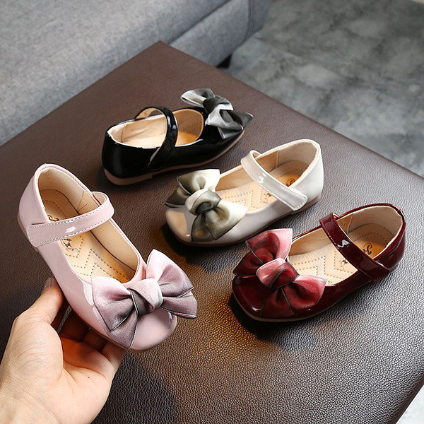 Modern gyerekcipő négy színben, szalaggal