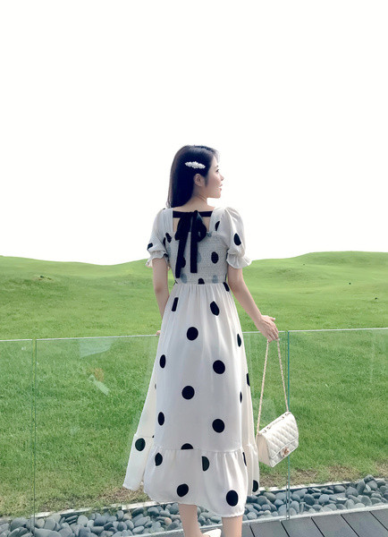 Rochie actuală de damă lungă cu buline în alb și negru