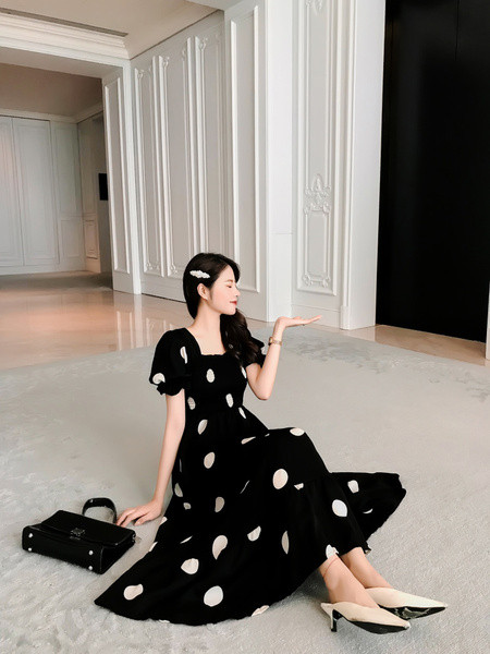 Rochie actuală de damă lungă cu buline în alb și negru