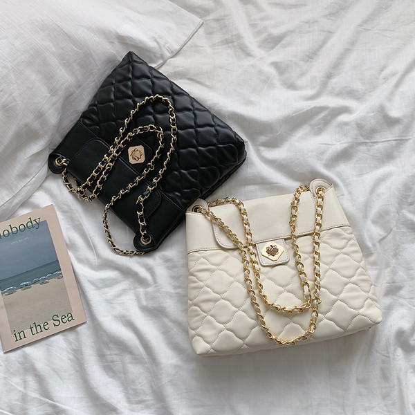 Geanta de dama din piele cu lant in trei culori