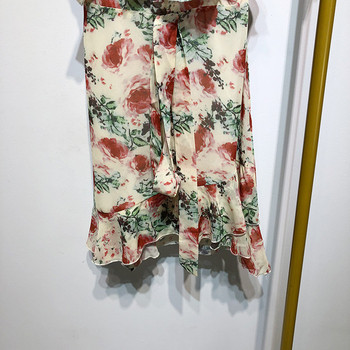 Rochie cu decolteu în V adânc și bretele cu model floral