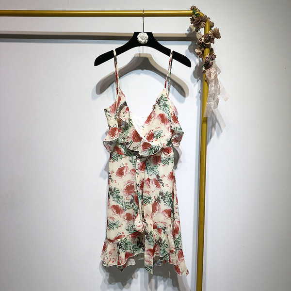 Rochie cu decolteu în V adânc și bretele cu model floral