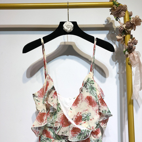 Rochie cu decolteu în V adânc și bretele cu model floral