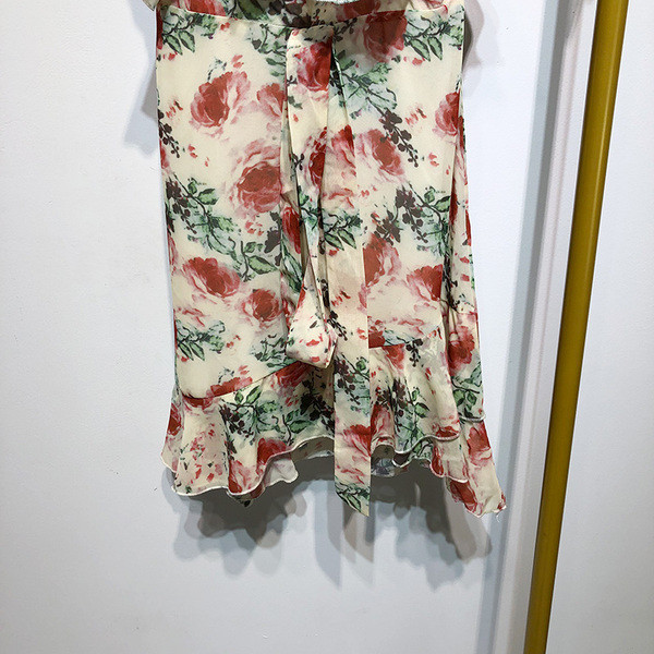 Rochie cu decolteu în V adânc și bretele cu model floral