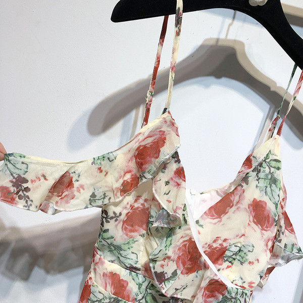 Rochie cu decolteu în V adânc și bretele cu model floral