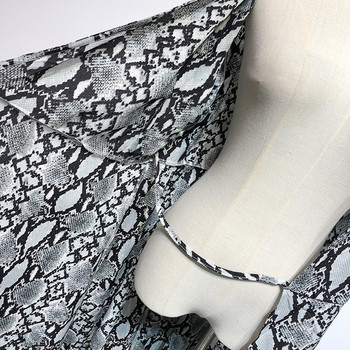 Rochie cu decolteu în V adânc și mâneci scurte cu model animal