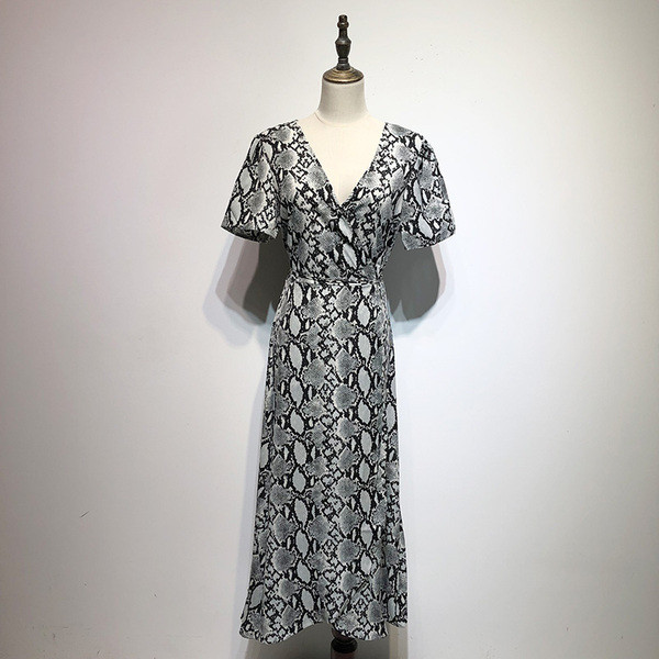 Rochie cu decolteu în V adânc și mâneci scurte cu model animal