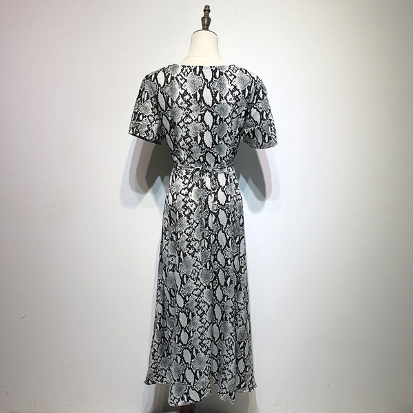 Rochie cu decolteu în V adânc și mâneci scurte cu model animal