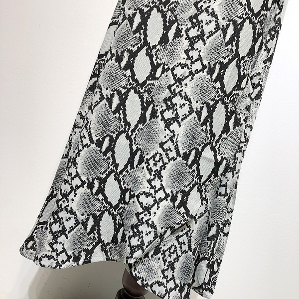 Rochie cu decolteu în V adânc și mâneci scurte cu model animal