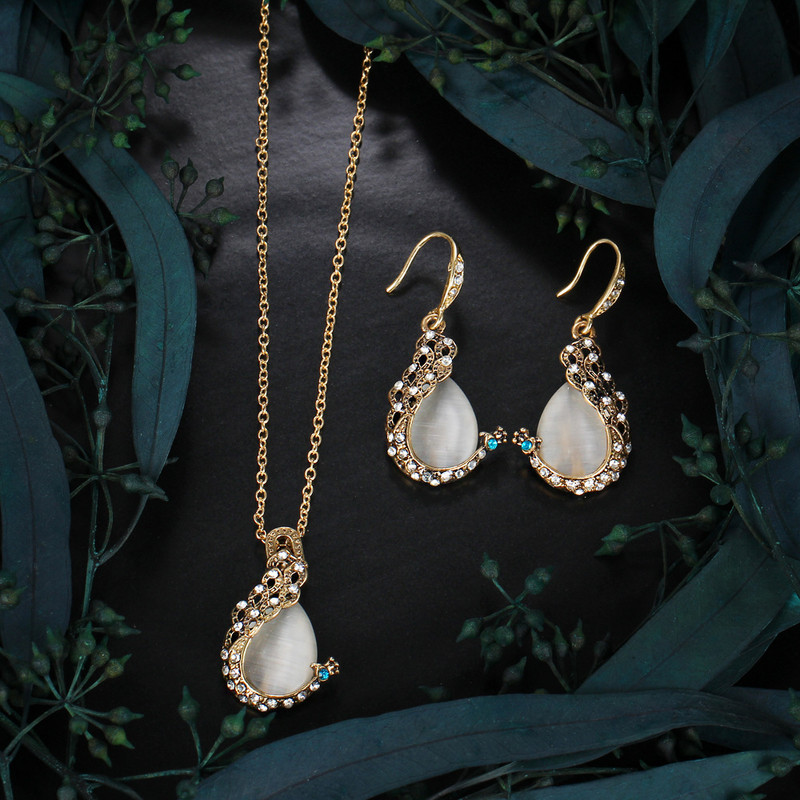 Set de dama modern - cercei si colier cu pietre colorate