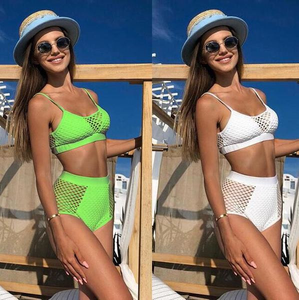 Costum de baie modern cu părți transparente și pantaloni cu talie înaltă în alb și verde
