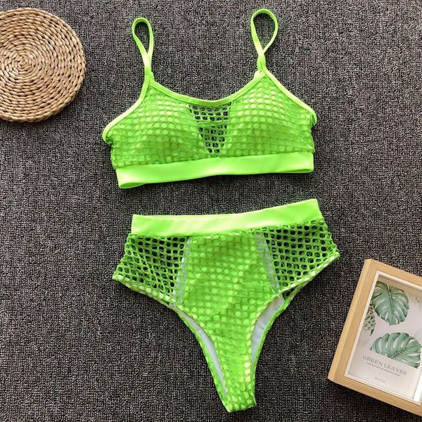 Costum de baie modern cu părți transparente și pantaloni cu talie înaltă în alb și verde
