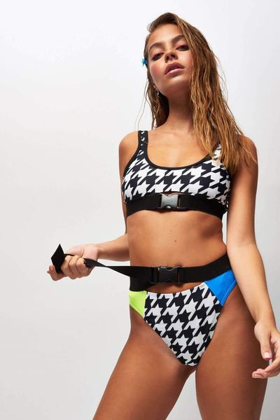 Modern kétrészes fürdőruha övvel több színben