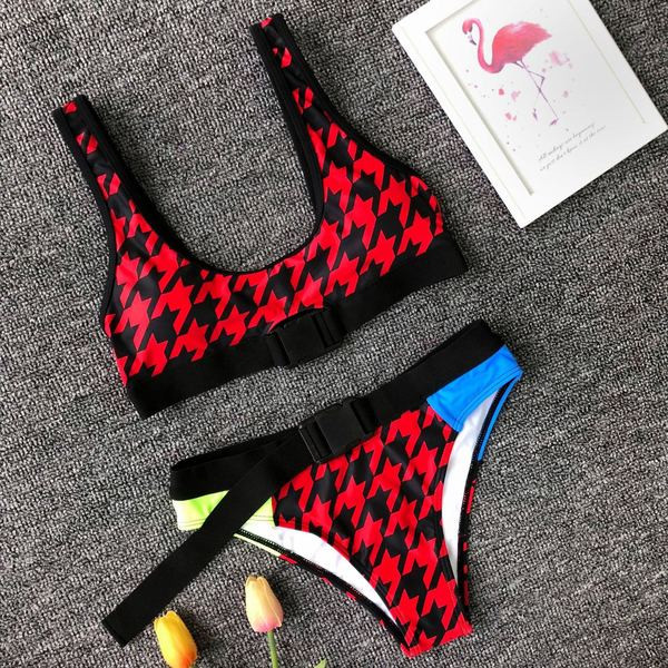 Modern kétrészes fürdőruha övvel több színben