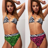 Jelenlegi kétrészes fürdőruha háromszög felsővel, színes mintával