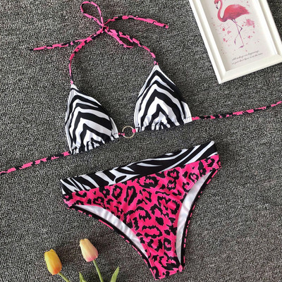 Jelenlegi kétrészes fürdőruha háromszög felsővel, színes mintával