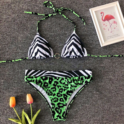 Jelenlegi kétrészes fürdőruha háromszög felsővel, színes mintával