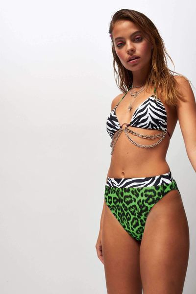 Jelenlegi kétrészes fürdőruha háromszög felsővel, színes mintával