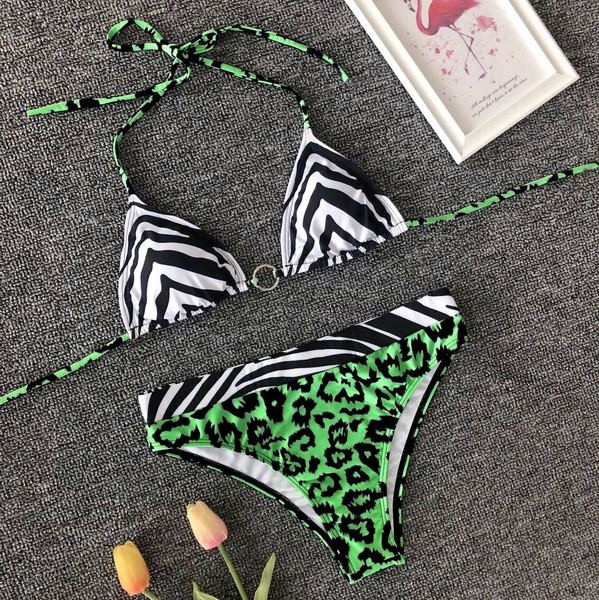 Jelenlegi kétrészes fürdőruha háromszög felsővel, színes mintával