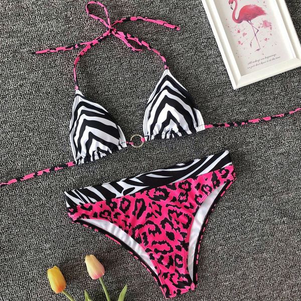 Jelenlegi kétrészes fürdőruha háromszög felsővel, színes mintával