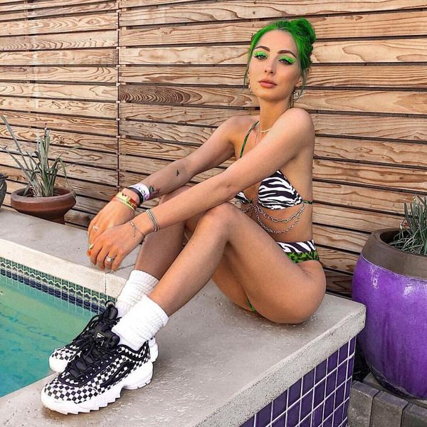 Jelenlegi kétrészes fürdőruha háromszög felsővel, színes mintával