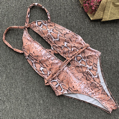 Costum de baie complet elegant, cu decolteu adânc și cravate în roz cu model