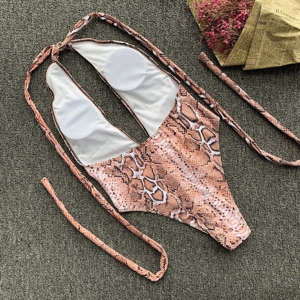 Costum de baie complet elegant, cu decolteu adânc și cravate în roz cu model