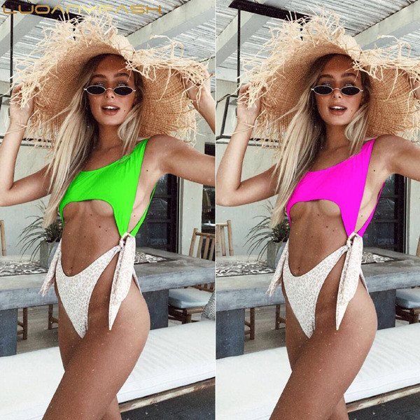 Costum de baie modern cu decupaje și cravate în două culori