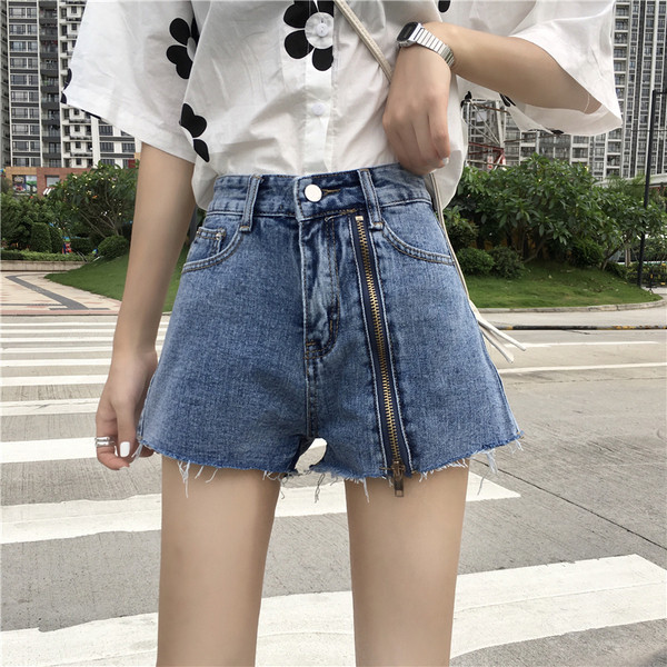 Актуални дамски къси панталони с цип в син и черен цвят