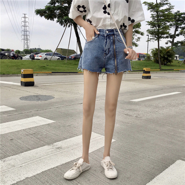 Актуални дамски къси панталони с цип в син и черен цвят