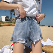 Farmer rövidnadrág szakadt motívumokkal és színes hímzéssel, világos színben