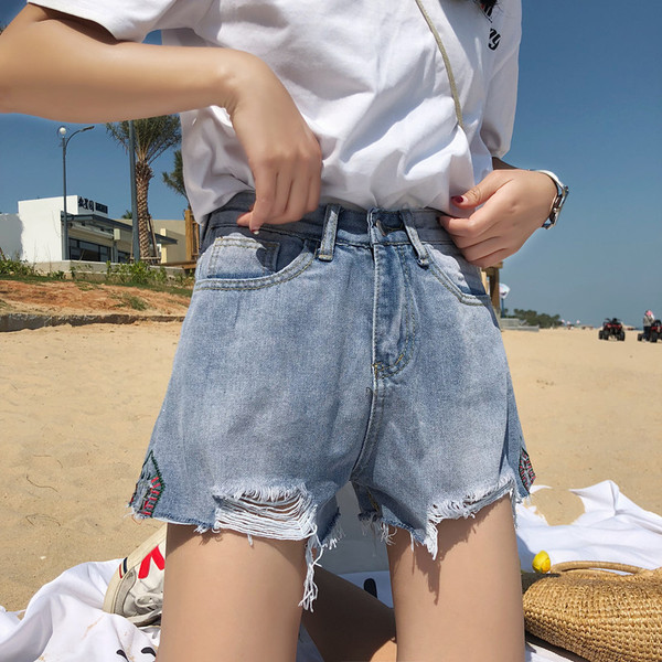 Farmer rövidnadrág szakadt motívumokkal és színes hímzéssel, világos színben