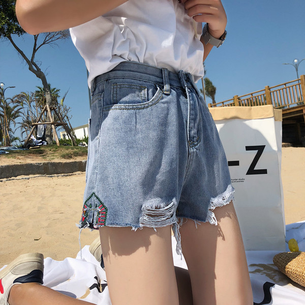 Farmer rövidnadrág szakadt motívumokkal és színes hímzéssel, világos színben