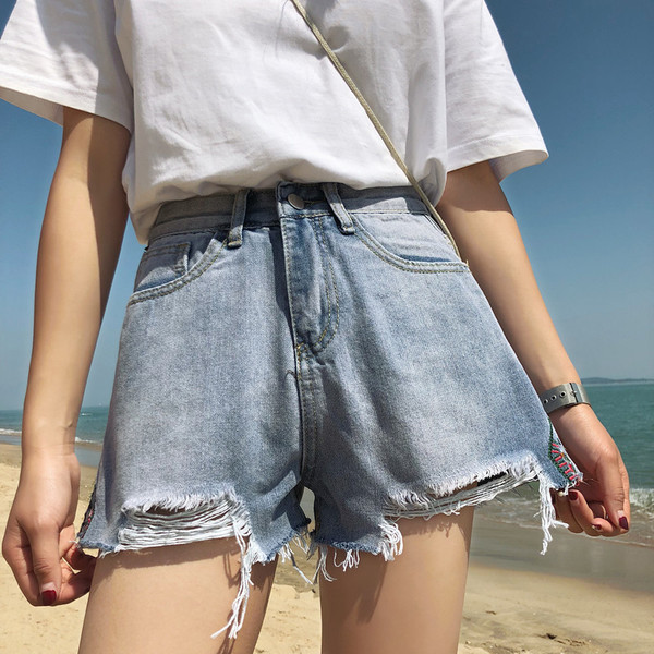 Farmer rövidnadrág szakadt motívumokkal és színes hímzéssel, világos színben