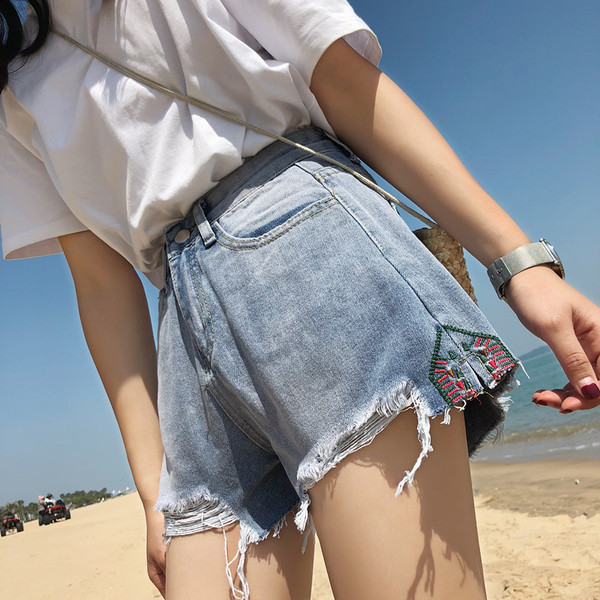 Farmer rövidnadrág szakadt motívumokkal és színes hímzéssel, világos színben