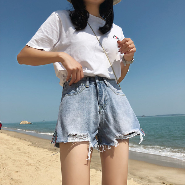 Farmer rövidnadrág szakadt motívumokkal és színes hímzéssel, világos színben