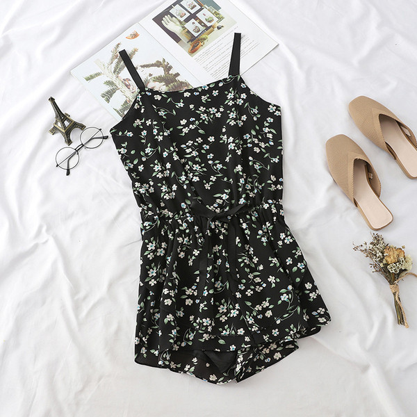 Alkalmi női overall vékony pánttal fekete színben, különböző mintákkal