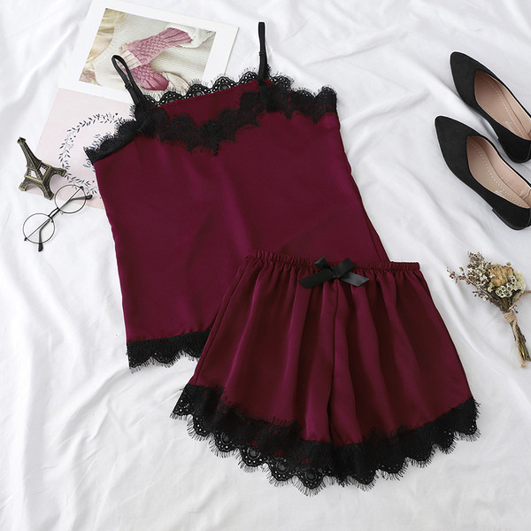 Női kétrészes pizsama csipkével, különböző színekben