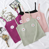 Vékony pántokkal és applikációkkal ellátott női felső, több színben